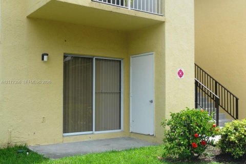 Condo in Pembroke Pines, Florida, 2 bedrooms № 2434396 - photo 4