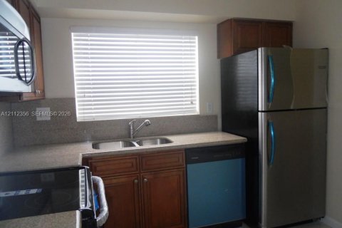 Condo in Pembroke Pines, Florida, 2 bedrooms № 2434396 - photo 26