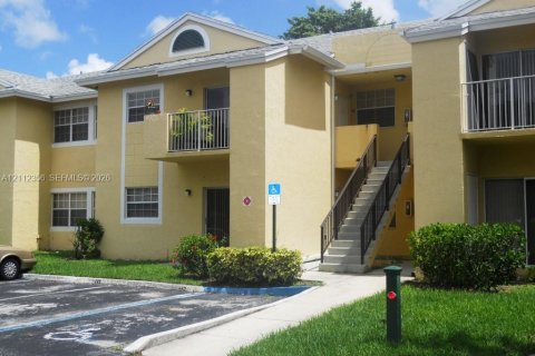 Condo in Pembroke Pines, Florida, 2 bedrooms № 2434396