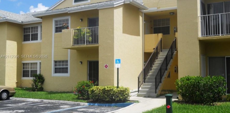 Condo in Pembroke Pines, Florida, 2 bedrooms № 2434396