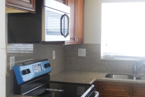 Condo in Pembroke Pines, Florida, 2 bedrooms № 2434396 - photo 9