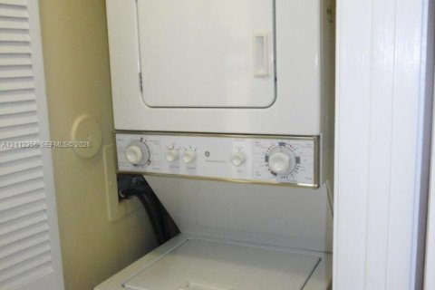 Condo in Pembroke Pines, Florida, 2 bedrooms № 2434396 - photo 24