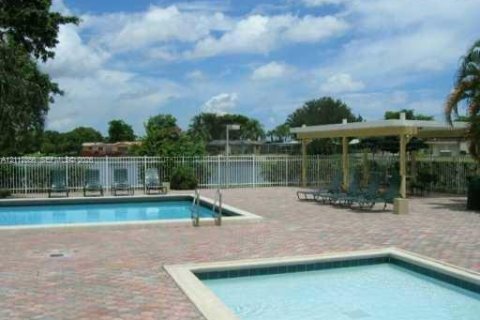 Condo in Pembroke Pines, Florida, 2 bedrooms № 2434396 - photo 29