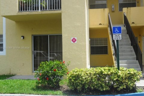 Condo in Pembroke Pines, Florida, 2 bedrooms № 2434396 - photo 3
