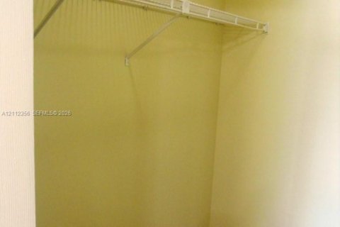 Condo in Pembroke Pines, Florida, 2 bedrooms № 2434396 - photo 15