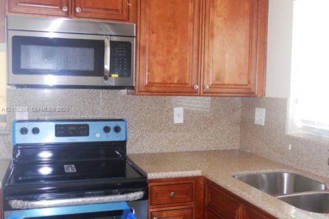 Condo in Pembroke Pines, Florida, 2 bedrooms № 2434396 - photo 10
