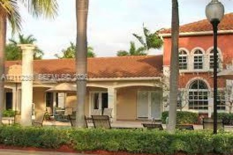 Condo in Pembroke Pines, Florida, 2 bedrooms № 2434396 - photo 2