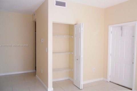 Condo in Pembroke Pines, Florida, 2 bedrooms № 2434396 - photo 27