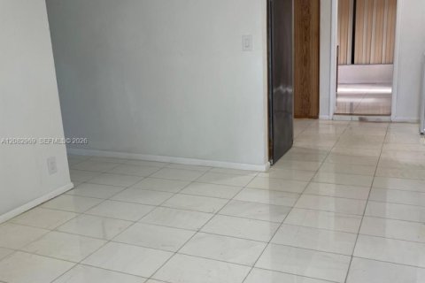 Villa ou maison à vendre à Margate, Floride: 4 chambres, 92.62 m2 № 2381888 - photo 3