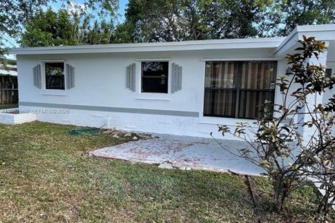 Villa ou maison à vendre à Margate, Floride: 4 chambres, 92.62 m2 № 2381888 - photo 4