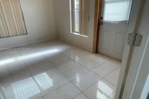 Villa ou maison à vendre à Margate, Floride: 4 chambres, 92.62 m2 № 2381888 - photo 11