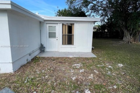 Villa ou maison à vendre à Margate, Floride: 4 chambres, 92.62 m2 № 2381888 - photo 14