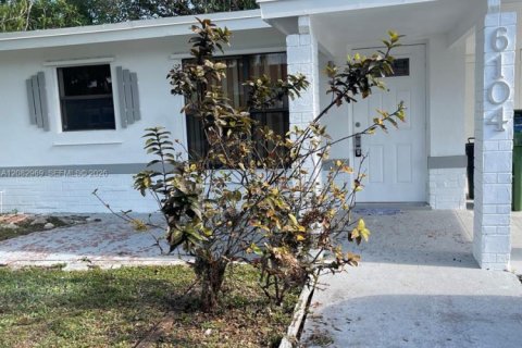 Villa ou maison à vendre à Margate, Floride: 4 chambres, 92.62 m2 № 2381888 - photo 2