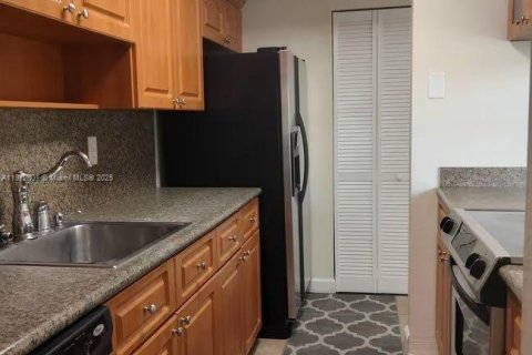 Снять в аренду кондоминиум в Майами-Лейкс, Флорида 2 спальни, 118.91м2, № 1969092 - фото 2