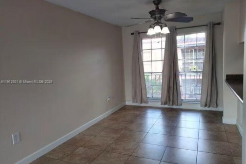 Снять в аренду кондоминиум в Майами-Лейкс, Флорида 2 спальни, 118.91м2, № 1969092 - фото 1