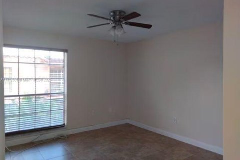 Снять в аренду кондоминиум в Майами-Лейкс, Флорида 2 спальни, 118.91м2, № 1969092 - фото 3