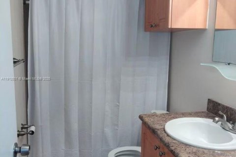 Снять в аренду кондоминиум в Майами-Лейкс, Флорида 2 спальни, 118.91м2, № 1969092 - фото 4