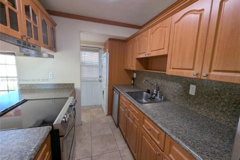 Снять в аренду кондоминиум в Майами-Лейкс, Флорида 2 спальни, 118.91м2, № 1969092 - фото 7