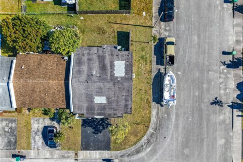 Touwnhouse à vendre à Miami, Floride: 3 chambres, 117.06 m2 № 2007469 - photo 28