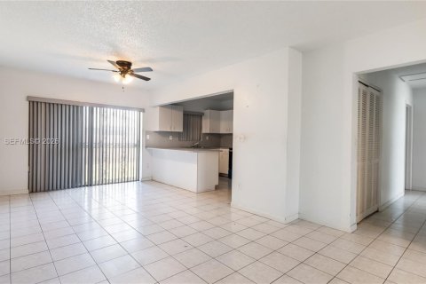 Touwnhouse à vendre à Miami, Floride: 3 chambres, 117.06 m2 № 2007469 - photo 8
