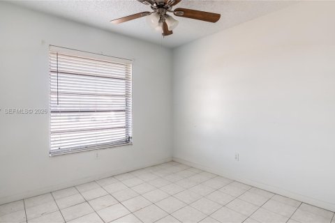 Touwnhouse à vendre à Miami, Floride: 3 chambres, 117.06 m2 № 2007469 - photo 15