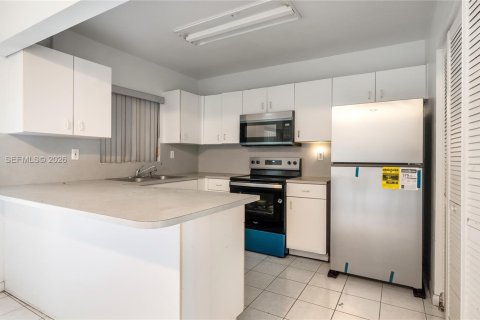 Touwnhouse à vendre à Miami, Floride: 3 chambres, 117.06 m2 № 2007469 - photo 11
