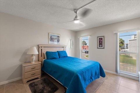 Condo in Saint Pete Beach, Florida, 2 bedrooms  № 1827308 - photo 13
