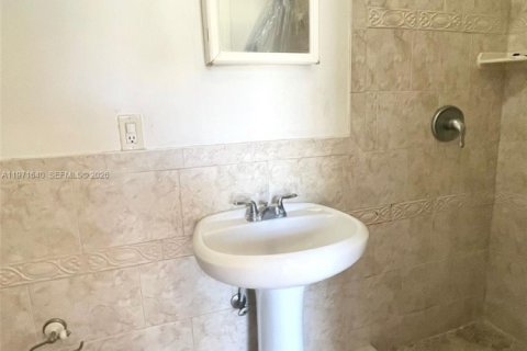 Immobilier commercial à louer à North Miami Beach, Floride: 41.81 m2 № 2042249 - photo 4