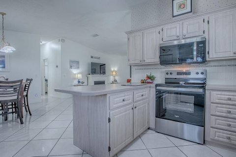 House in The Villages, Florida 2 bedrooms, 106.28 sq.m. № 1819324 - photo 6