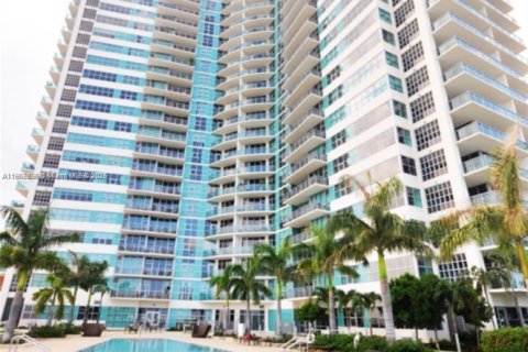 Condo in Miami, Florida, 1 bedroom  № 1956888 - photo 12