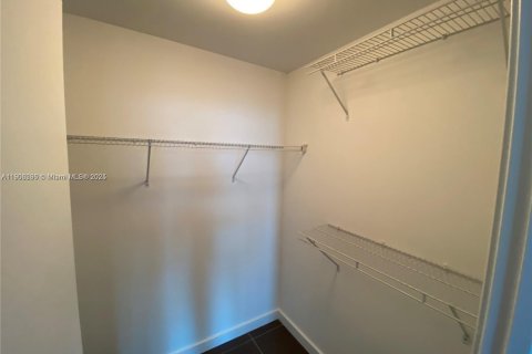 Condo in Miami, Florida, 1 bedroom  № 1956888 - photo 5
