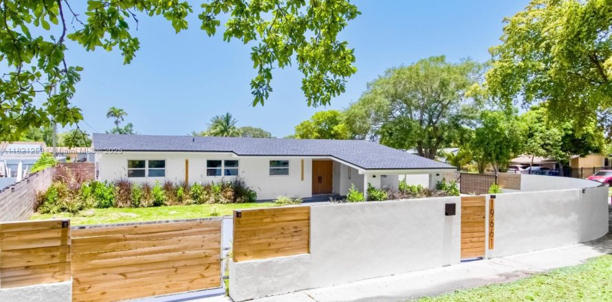 House in Miami, Florida 4 bedrooms, 208.29 sq.m. № 1784078