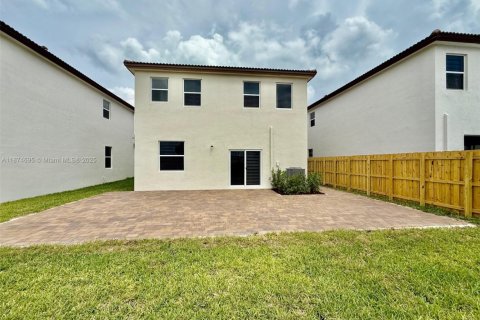 Снять в аренду виллу или дом в Хомстед, Флорида 4 спальни, 174.19м2, № 1922272 - фото 9