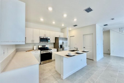 Снять в аренду виллу или дом в Хомстед, Флорида 4 спальни, 174.19м2, № 1922272 - фото 5