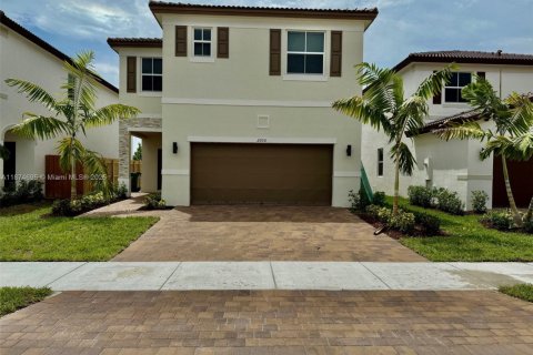 Снять в аренду виллу или дом в Хомстед, Флорида 4 спальни, 174.19м2, № 1922272 - фото 1