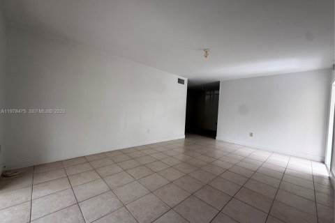 Condominio en alquiler en Kendall, Florida, 2 dormitorios, 105.26 m2 № 2053334 - foto 16