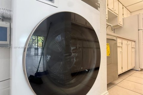 Condominio en Kendall, Florida, 2 dormitorios  № 2053334