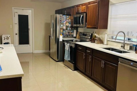 Casa en venta en Pembroke Pines, Florida, 3 dormitorios, 182.09 m2 № 2053543 - foto 10