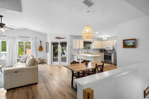 House in Weeki Wachee, Florida 3 bedrooms, 226.68 sq.m. № 2099931 - photo 11