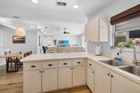 House in Weeki Wachee, Florida 3 bedrooms, 226.68 sq.m. № 2099931 - photo 21