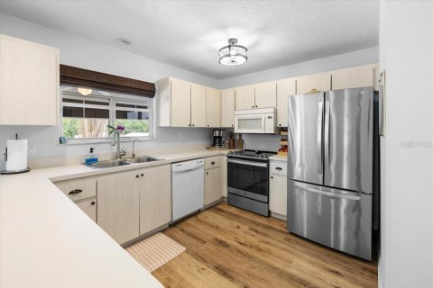 House in Weeki Wachee, Florida 3 bedrooms, 226.68 sq.m. № 2099931 - photo 19