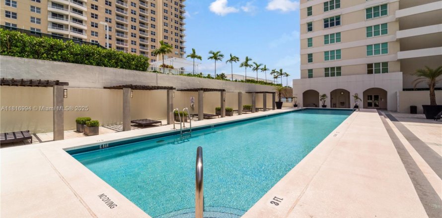 Кондоминиум с 2 спальнями в Майами, Флорида № 1958442