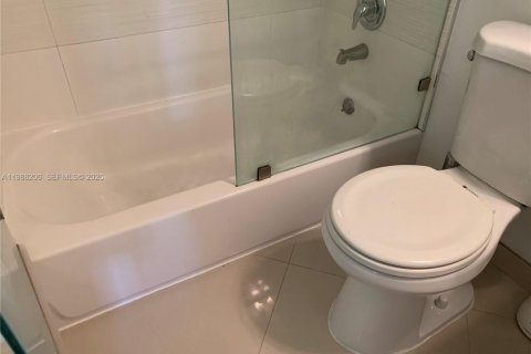 Снять в аренду кондоминиум в Майами, Флорида 2 спальни, 61.32м2, № 2051360 - фото 13