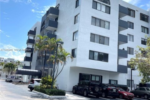 Снять в аренду кондоминиум в Майами, Флорида 2 спальни, 61.32м2, № 2051360 - фото 2