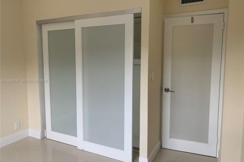 Снять в аренду кондоминиум в Майами, Флорида 2 спальни, 61.32м2, № 2051360 - фото 9