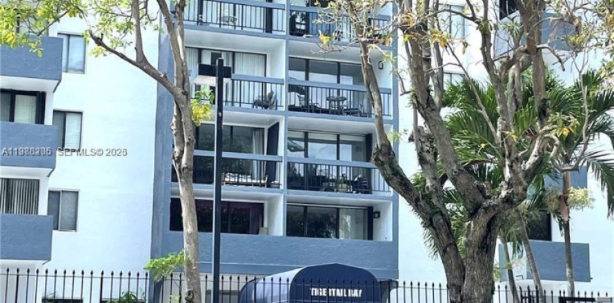 Кондоминиум с 2 спальнями в Майами, Флорида № 2051360