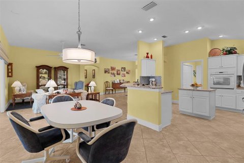 Casa en venta en The Villages, Florida, 3 dormitorios, 229 m2 № 1914965 - foto 17