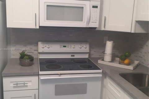 Copropriété à louer à Hollywood, Floride: 1 chambre, 57.6 m2 № 1957090 - photo 2