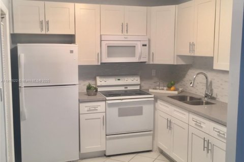 Copropriété à louer à Hollywood, Floride: 1 chambre, 57.6 m2 № 1957090 - photo 1