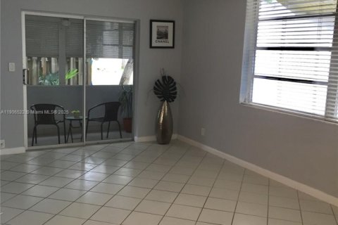 Copropriété à louer à Hollywood, Floride: 1 chambre, 57.6 m2 № 1957090 - photo 5
